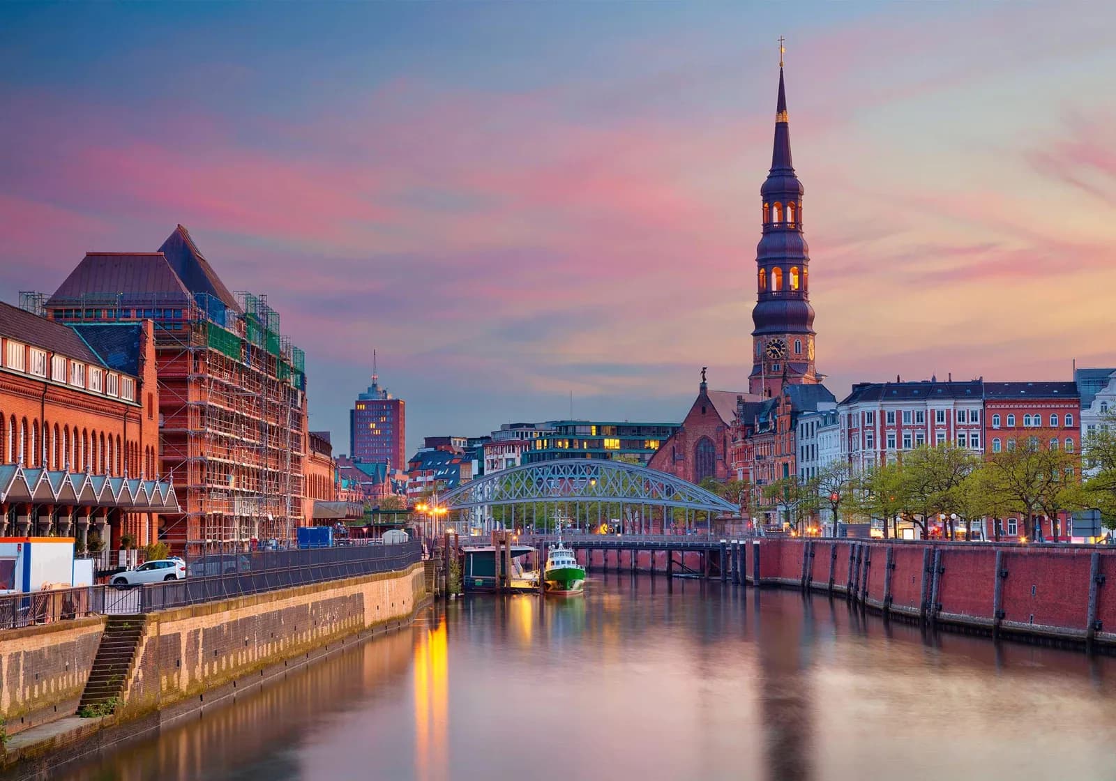 Kanal i Hamborg ved solnedgang